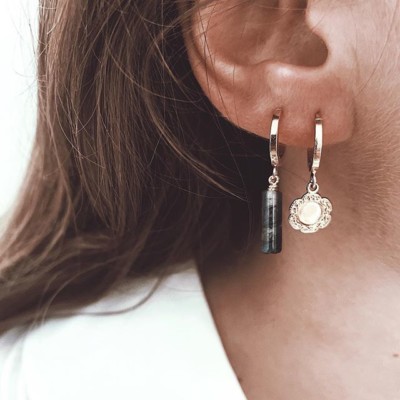 // LES BEAUTÉS // Les mini-créoles à adopter. Une bonne occasion de se faire percer les oreilles ?