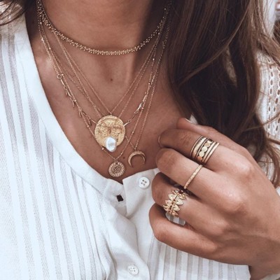 // ??? // Ils m’entrainent au bout de la nuit, les bijoux de minuit ? Au bout de la nuit, ils résistent à la vie. A vous de jouer maintenant, on vous laisse le plus difficile, choisir ️