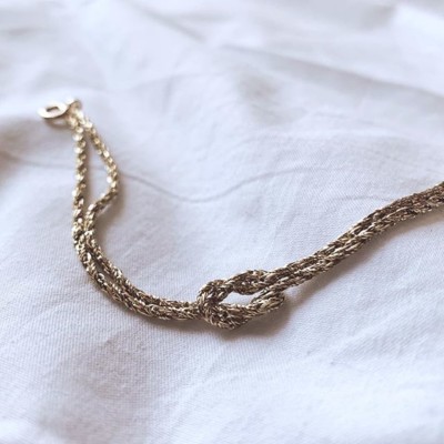 // MILA // Z’avez pas vu Mila ? Oh la la la la la ? Notre petit bracelet est fabriqué à Paris, dans notre atelier. En plaqué or 3 microns, il vous accompagnera tout l’été sans bouger. Et pour la taille ? Pas de panique, comme tous nos bijoux, il a une petite chaine de réglage ️