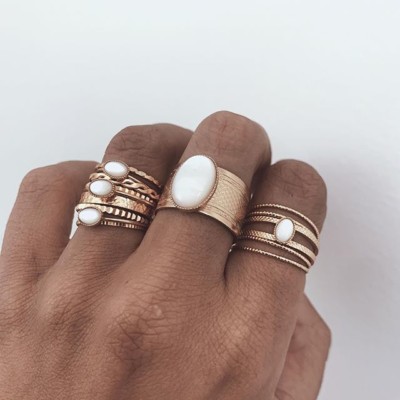 // NACRE & GOLD // Le duo gagnant pour une main parée en douceur. Beau weekend les louves ️
