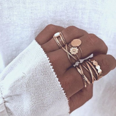 // EN DOUCEUR // On commence la semaine. Vous n’avez rien à vous mettre ? Une petite blouse + nos bagues et le tour est joué. Have a nice day ️