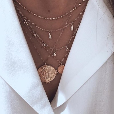 // LE SECRET // D’une tenue bien accessorisée :-) Nos petits colliers à combiner. Coup de coeur pour Raj notre Lion porte-bonheur ️