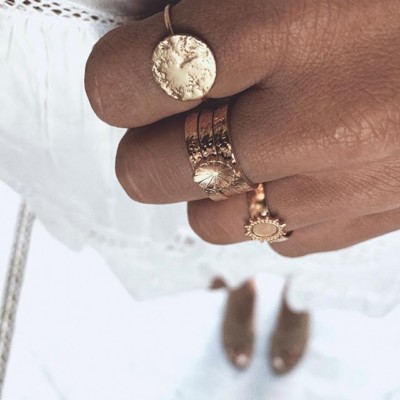 // FILLE D’AVRIL // et ses jolies bagues à prix doux. Elles sont toutes ajustables, pour ne pas se poser la question de la taille. Et à partir de 20€ ️