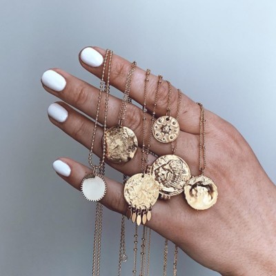 // ???// Bijoux en plaqué or qui résistent à la vie. Fabriqués avec amour dans notre atelier Parisien. Suivez-nous pour découvrir toutes nos actualités et chaque mois nos nouvelles collections ️