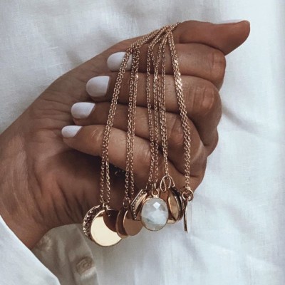 // PERSONNALISEZ-LES // Nos chaines fines et médailles à graver, choisissez longueur, couleur et petit mot à graver. C’est fait sur place et sans délai additionnel sur le site ️
