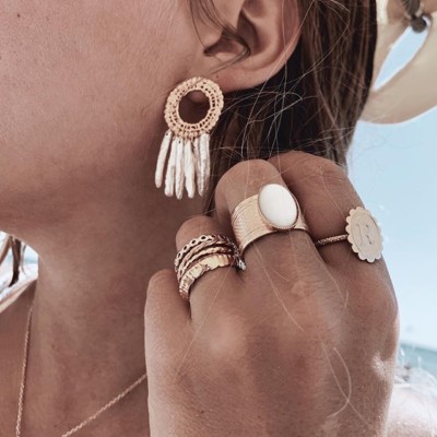 // DE NACRE ET D’OR // Nos petits bijoux sont fabriqués à Paris dans notre atelier avec beaucoup d’amour. Ils sont vendus avec une garantie d’un an en gage de notre engagement. Si vous rencontrez le moindre souci, nos équipes sont dédiées à sa résolution. Belle journée ️