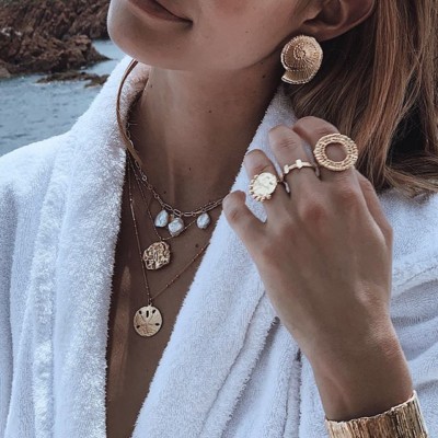 // VIVRE EN PEIGNOIR // au bord de la mer, avec des petits bijoux. Voilà tout ce dont on rêve en ce lundi matin ️