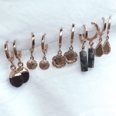 // MINI CRÉOLES // Passion à adopter pour l’été. Elles sont en plaqué or et pierres véritables (nacre, agate, quartz). Vendues par paires à partir de 35€. A vous de jouer, choisir... c’est renoncer ️