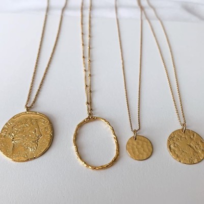 // NOS ESSENTIELS // Nos petites médailles et colliers ajustables vous accompagneront tout l’été. En plaqué or 3 microns, ils résistent à la vie, à la mer, aux bains ?️? Et on livre sur vos lieux de vacances. Il vous suffit d’ajouter les détails dans le complément d’adresse (ex. chez Madame xxx)