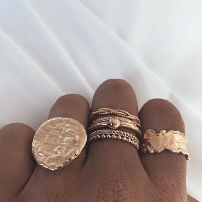 // L’ACCUMULATION // Signature de la maison. Depuis 2015 nous créons des bijoux simples, fins, et accessibles pour pouvoir les accumuler et les adopter sans renoncer. Il ne reste plus qu’à les essayer, et à choisir votre combinaison ️