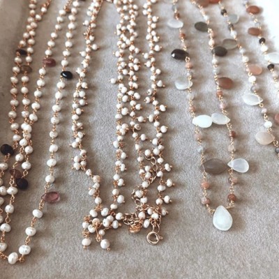 // SE PARER DE PIERRES // Tous nos bijoux sont fabriqués à partir de pierres fines et véritable nacre. Craquez pour ces précieux