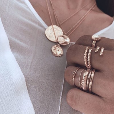 // ELLE AVAIT DES BAGUES // A chaque doigt, des tas de bracelets autour des poignets ? On aurait pu ajouter des colliers par milliers. Choisir c’est renoncer ? On préfère tous les adopter ?