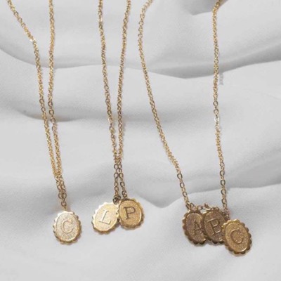 // SAY IT // With a letter Nos petits bijoux à personnaliser et à adopter : un nom, un souvenir, une ville. Ecrivez votre histoire à l’encre dorée. Références Alpha (1 à 3 lettres) & Caractère (1 seule lettre sur chaine fine et en bague)