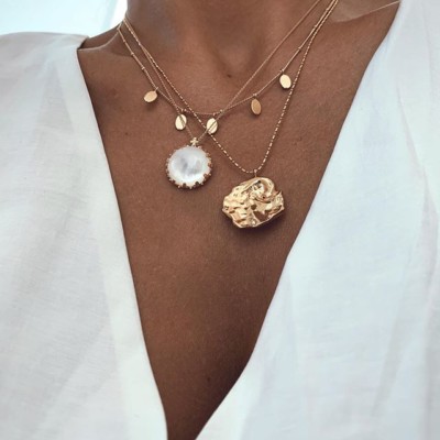// MINIMALISME // la recette simple pour joliment habiller les décolletés bronzés: 3 petits colliers dorés qu’on superpose, on mixe les longueurs et le tour est joué ??