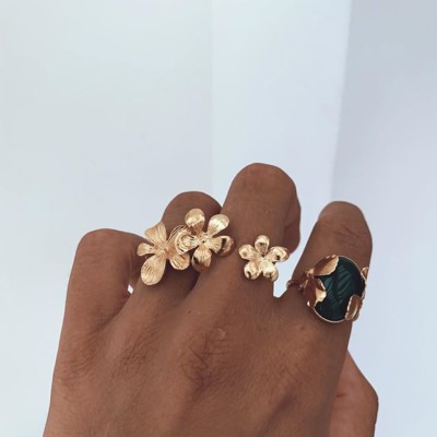 // DELICATESSE // Accumuler et parer ses petits doigts de doré Craquage pour nos modèles fleuris en prévision ? Trouvez votre combo crush en ligne et en boutique ?