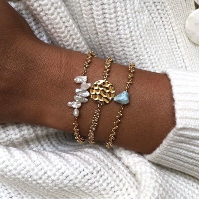 // TRANSFORMÉ // Le bracelet Henrietta se pare de pierres et de médailles martelées. Parfait pour l’été. Et comme tous nos bijoux, les petits bracelets sont en plaqué or 3 microns ?? Exclusivité en ligne ?