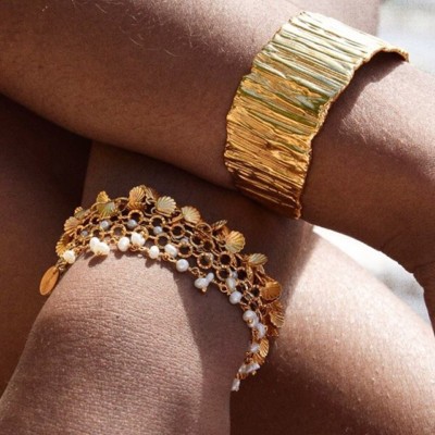 // POUR TOUS LES GOÛTS // Les plus fins, les plus larges. Mais tous sont ajustables, les joncs et manchettes grâce à une base de laiton souple, les bracelets grâce à une chainette de réglage. En plaqué or 3 microns, ils résistent à la vie ??️️