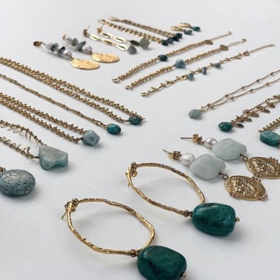 // PROLONGATIONS // On fait durer l’été, tout de turquoise parées. Reborn est une collection 100% recyclée à partir de stocks de bijoux dormants et d’échantillons de pierres en stock à l’atelier. Une collection douce et colorée pour craquer sans culpabilité ️