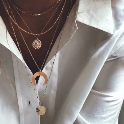 // EN CASCADE // Chacun de nos colliers a une petite chaine de réglage afin de vous permettre d’ajuster les longueurs et de combiner sans fin ️ Le plus dur sera de faire votre choix ?? #madeinparis #louyetuparis