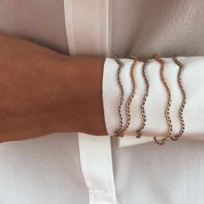 // SANS DESSUS DESSOUS // Nos bijoux se portent à merveille à même la peau ou sur vos jolies blouses. Maintenant en doré à l'or fin 18k gris pour votre plus grand bonheur. A marier et cumuler sans culpabilité ?